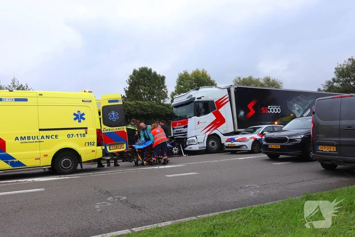 Frontale botsing op geparkeerde vrachtwagen