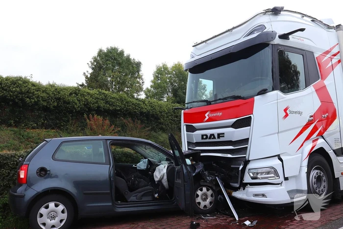 Frontale botsing op geparkeerde vrachtwagen