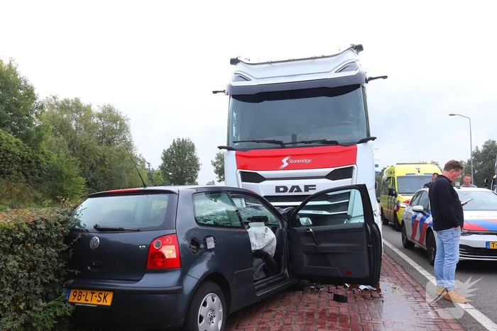 Frontale botsing op geparkeerde vrachtwagen