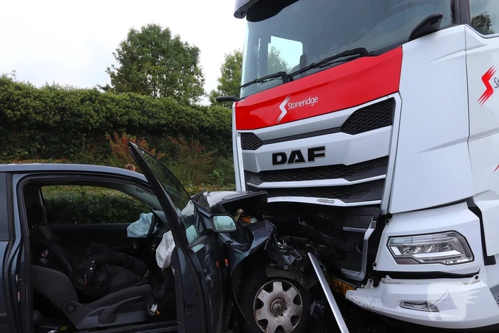 Frontale botsing op geparkeerde vrachtwagen