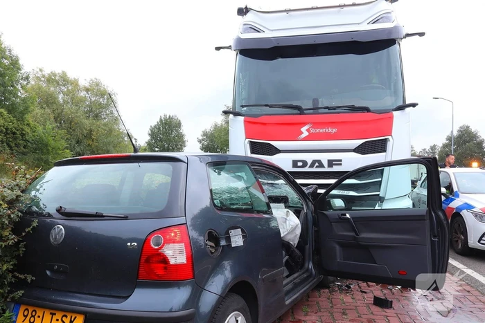 Frontale botsing op geparkeerde vrachtwagen