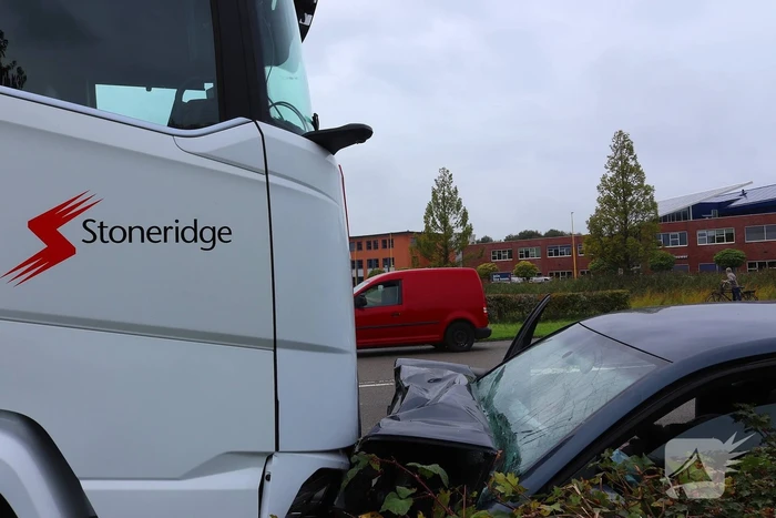 Frontale botsing op geparkeerde vrachtwagen