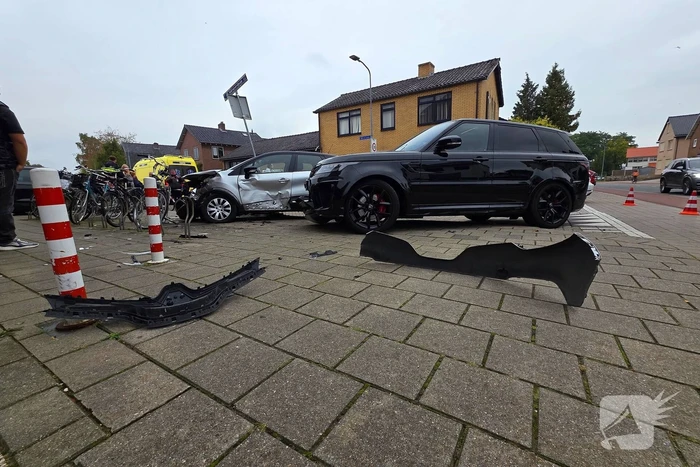 Auto's botsen met flinke schade