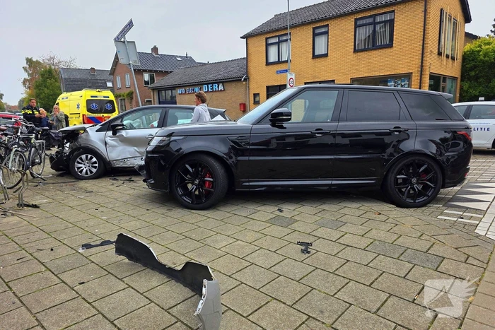 Auto's botsen met flinke schade