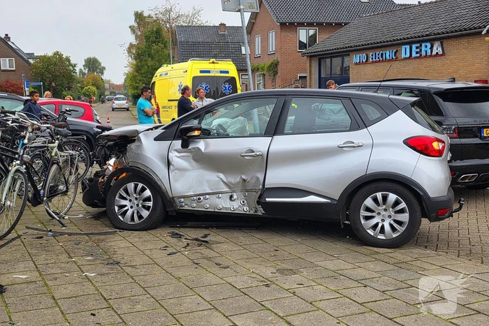 Auto's botsen met flinke schade