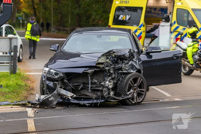 Auto botst tegen trein, man gewond