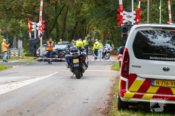 Auto botst tegen trein, man gewond