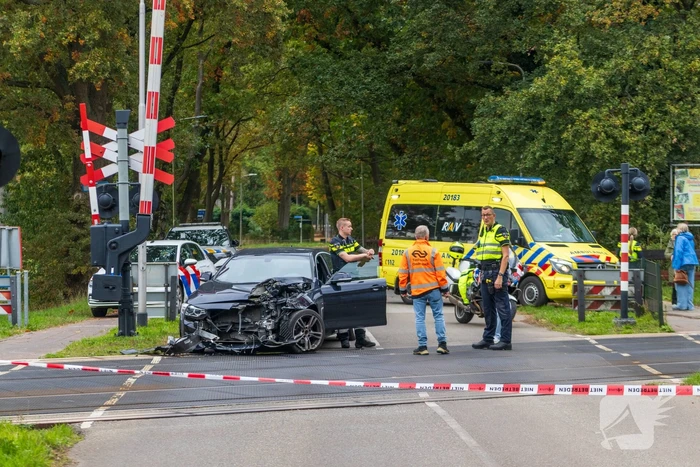 Auto botst tegen trein, man gewond