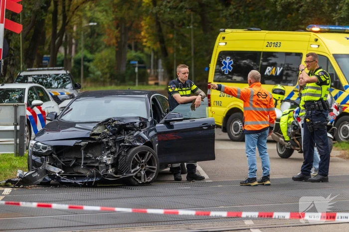 Auto botst tegen trein, man gewond