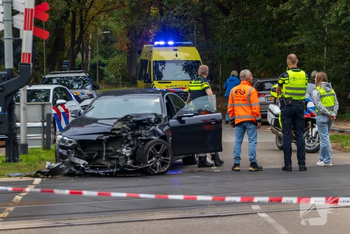 Auto botst tegen trein, man gewond