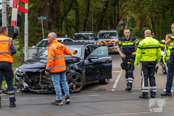 Auto botst tegen trein, man gewond