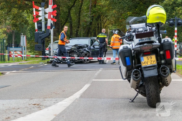 Auto botst tegen trein, man gewond