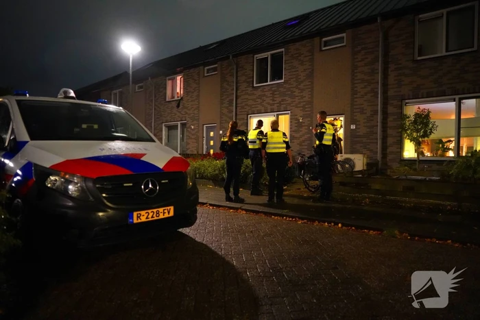 Explosief gaat af bij woning, politie doet onderzoek