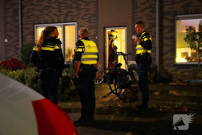 Explosief gaat af bij woning, politie doet onderzoek