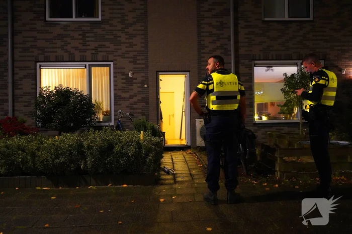 Explosief gaat af bij woning, politie doet onderzoek