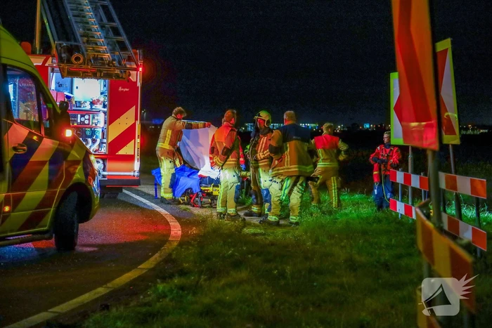Auto belandt in water na ongeval