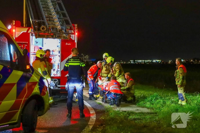 Auto belandt in water na ongeval
