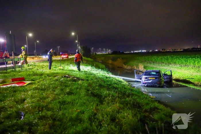 Auto belandt in water na ongeval