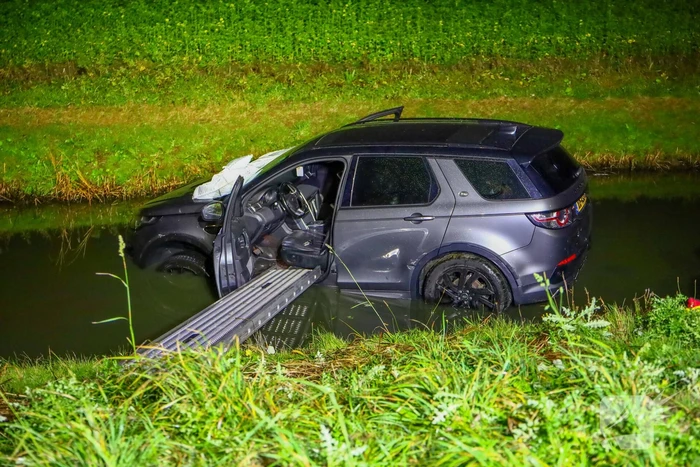 Auto belandt in water na ongeval