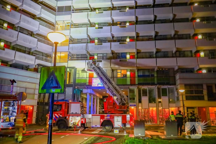 Brand in flatwoning onder controle
