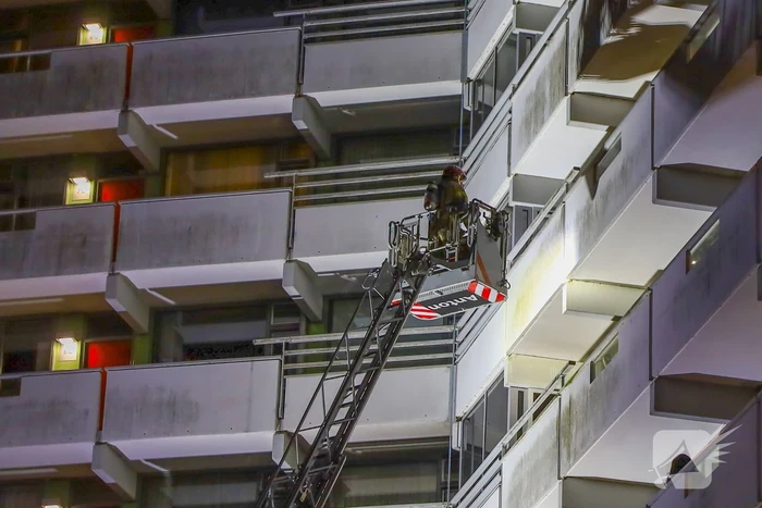 Brand in flatwoning onder controle