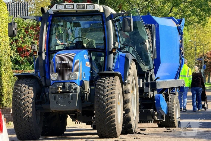 Scooterrijder gewond bij aanrijding met tractor