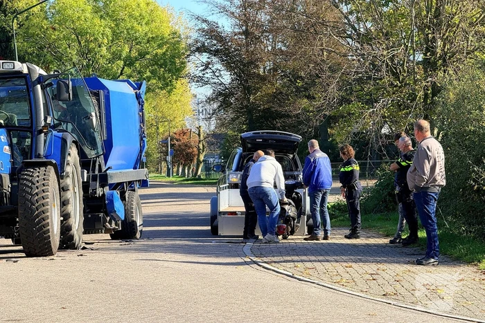 Scooterrijder gewond bij aanrijding met tractor