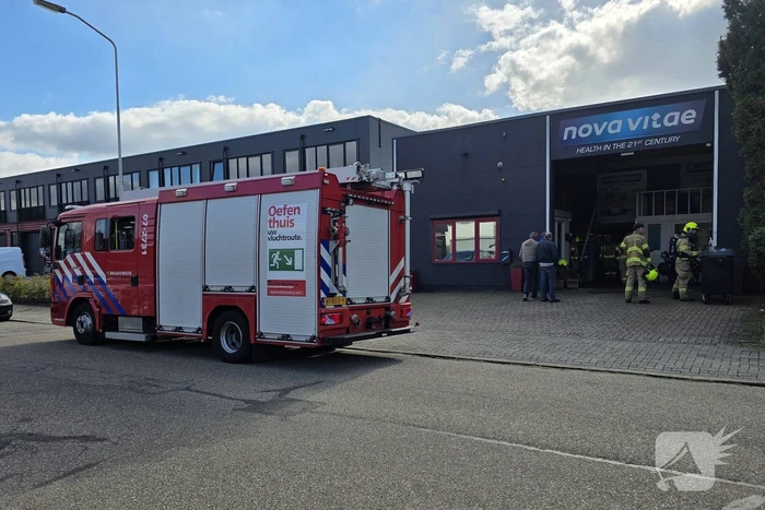 Brandweer onderzoekt gaslucht in bedrijfspand