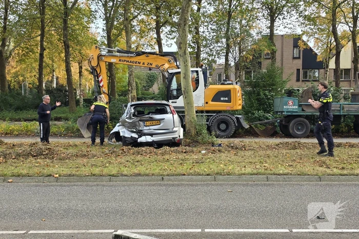Twee voertuigen crashen, inzittenden onderzocht