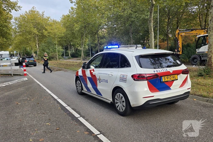 Twee voertuigen crashen, inzittenden onderzocht