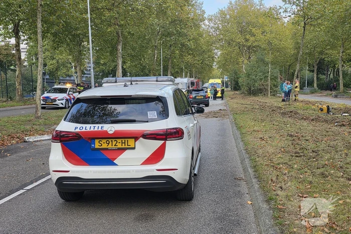 Twee voertuigen crashen, inzittenden onderzocht
