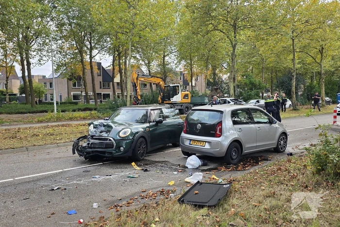 Twee voertuigen crashen, inzittenden onderzocht