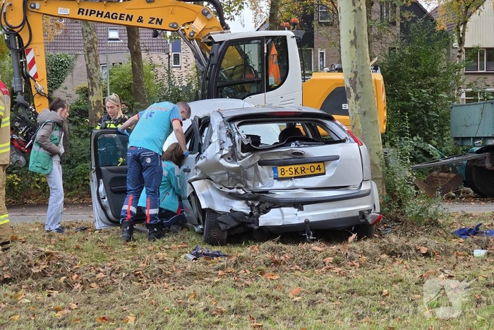 Twee voertuigen crashen, inzittenden onderzocht