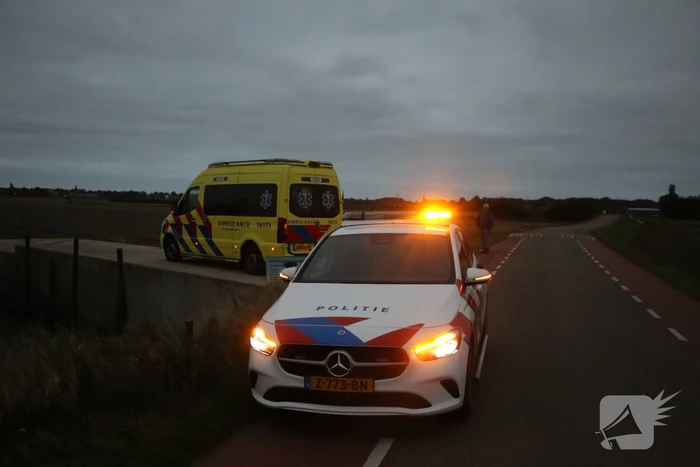 Automobilist rijdt plaatsnaambord plat en botst tegen wand