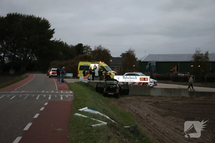 Automobilist rijdt plaatsnaambord plat en botst tegen wand