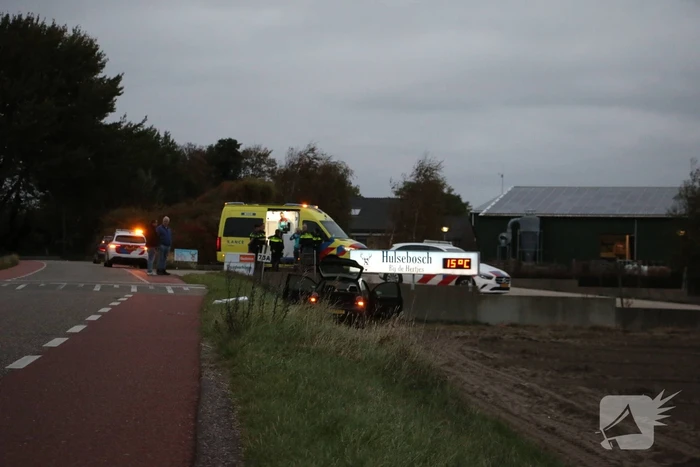 Automobilist rijdt plaatsnaambord plat en botst tegen wand