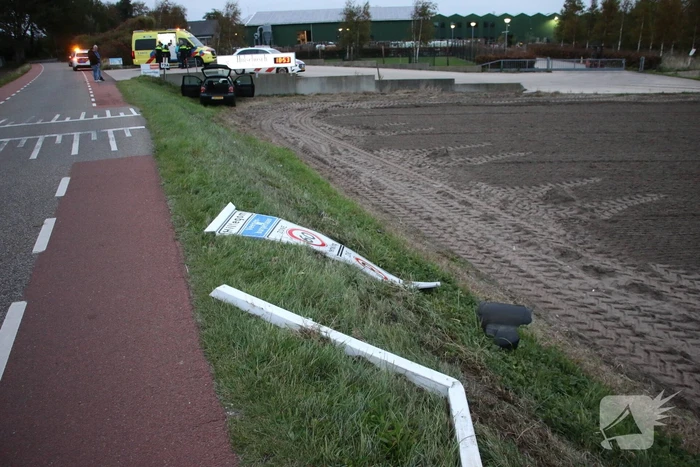 Automobilist rijdt plaatsnaambord plat en botst tegen wand