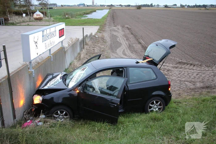 Automobilist rijdt plaatsnaambord plat en botst tegen wand