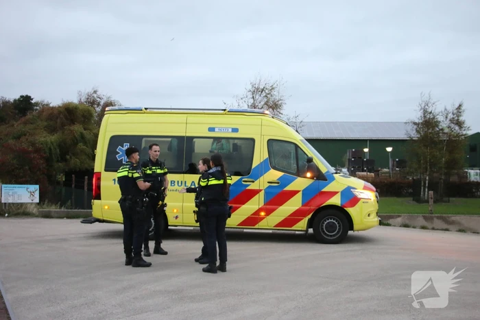 Automobilist rijdt plaatsnaambord plat en botst tegen wand