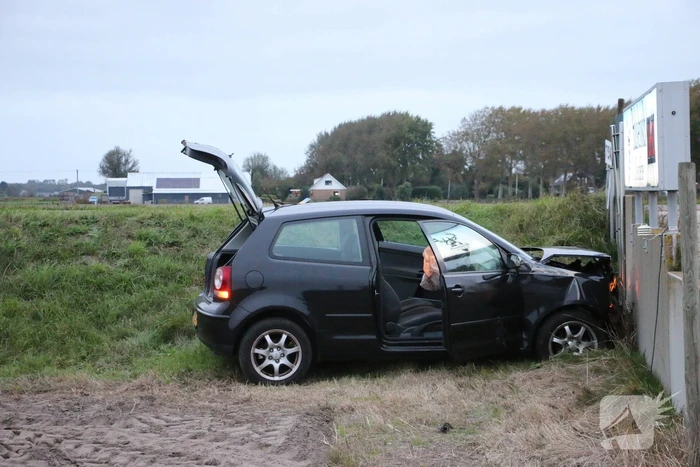 Automobilist rijdt plaatsnaambord plat en botst tegen wand