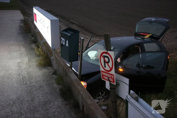 Automobilist rijdt plaatsnaambord plat en botst tegen wand