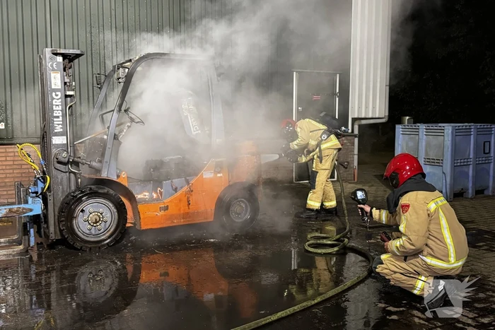 Voertuigbrand veroorzaakt aanzienlijke schade aan heftruck