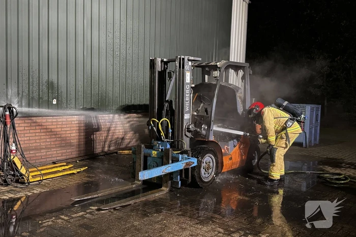 Voertuigbrand veroorzaakt aanzienlijke schade aan heftruck