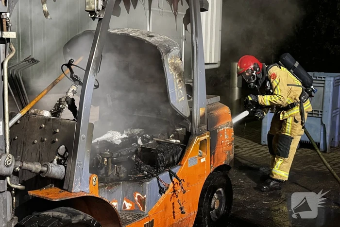 Voertuigbrand veroorzaakt aanzienlijke schade aan heftruck