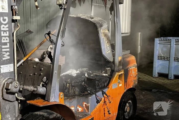 Voertuigbrand veroorzaakt aanzienlijke schade aan heftruck