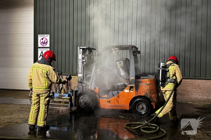 Voertuigbrand veroorzaakt aanzienlijke schade aan heftruck