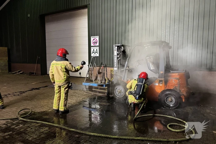 Voertuigbrand veroorzaakt aanzienlijke schade aan heftruck
