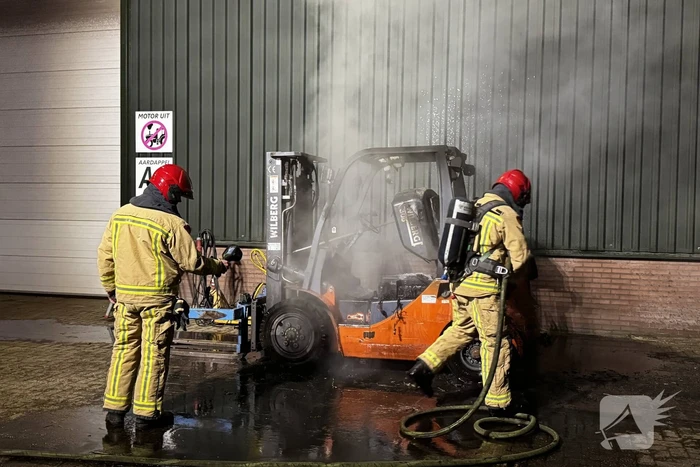 Voertuigbrand veroorzaakt aanzienlijke schade aan heftruck