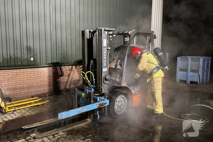 Voertuigbrand veroorzaakt aanzienlijke schade aan heftruck