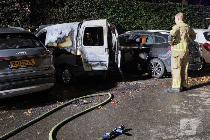 Brand verwoest bestelbus en beschadigt omliggende voertuigen